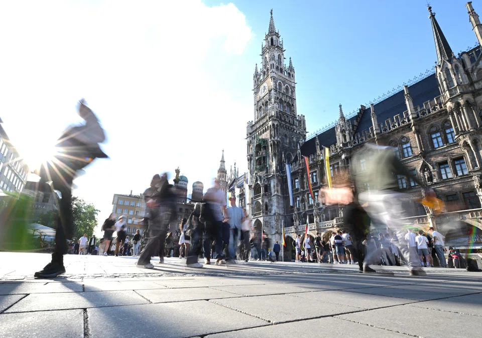 Overall compensation per employee in the eurozone, which also includes existing jobs, grew by 5 per cent in the three months to June.