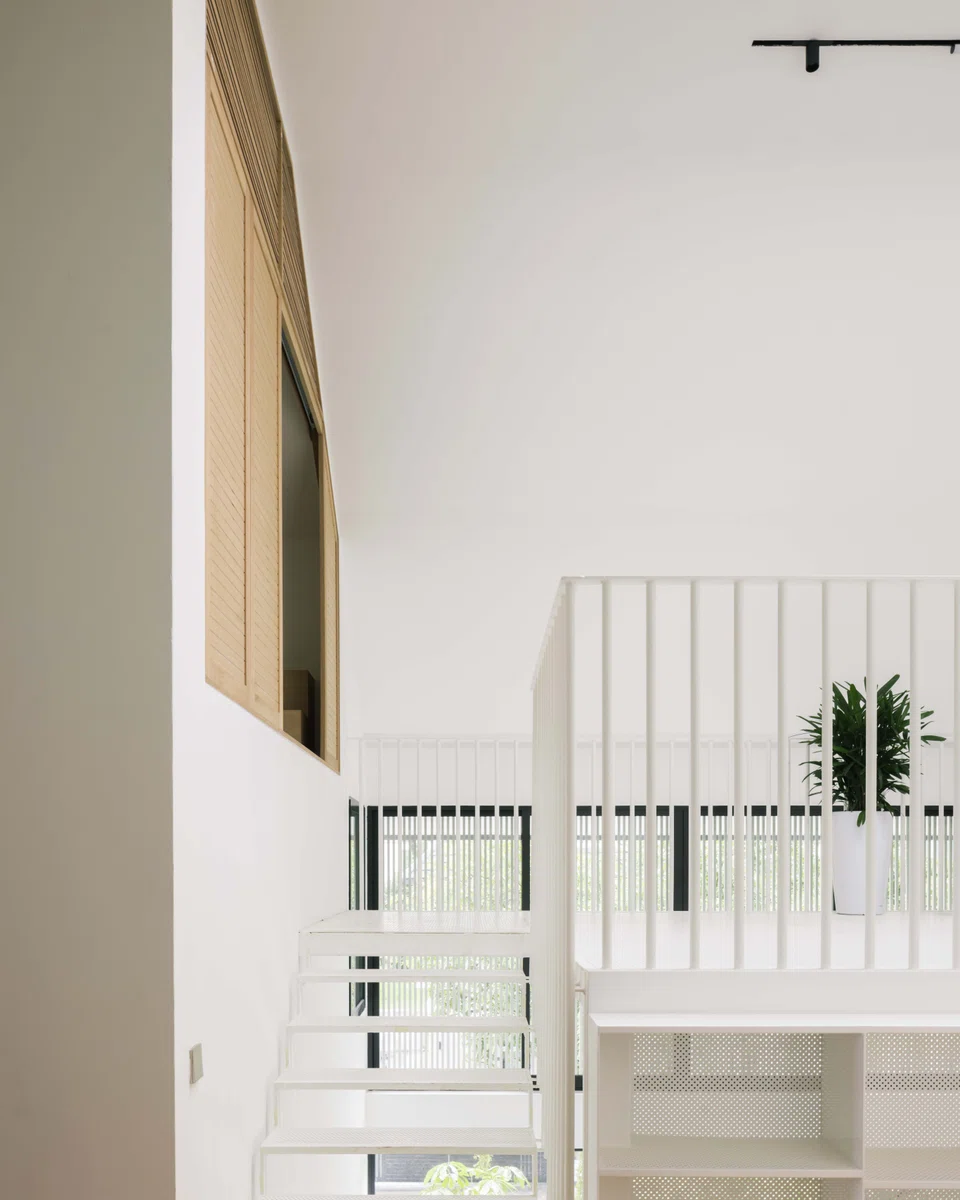 The 'floating' stairs that leads to the reading deck.