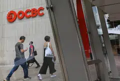 OCBC’s Q1 net profit is up 5 per cent on year to a record S$1.98 billion amid strong growth in operating profit, beating the S$1.85 billion consensus forecast in a Bloomberg survey of three analysts. 