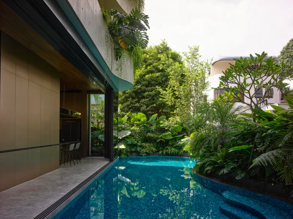 The curved pool mimics the balconies. 