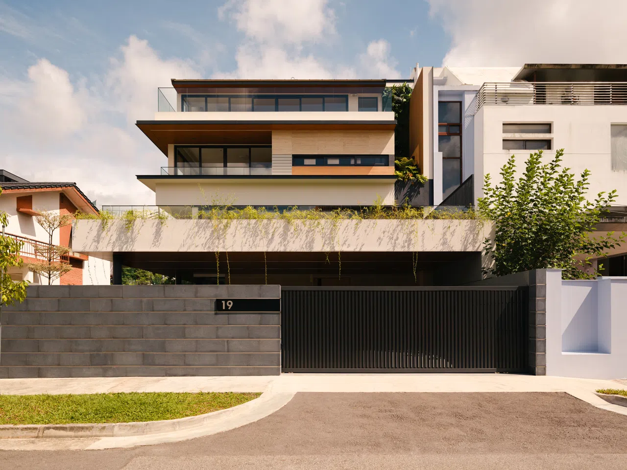 La maison semi-détectée a une large entrée de 13 mètres de long. 