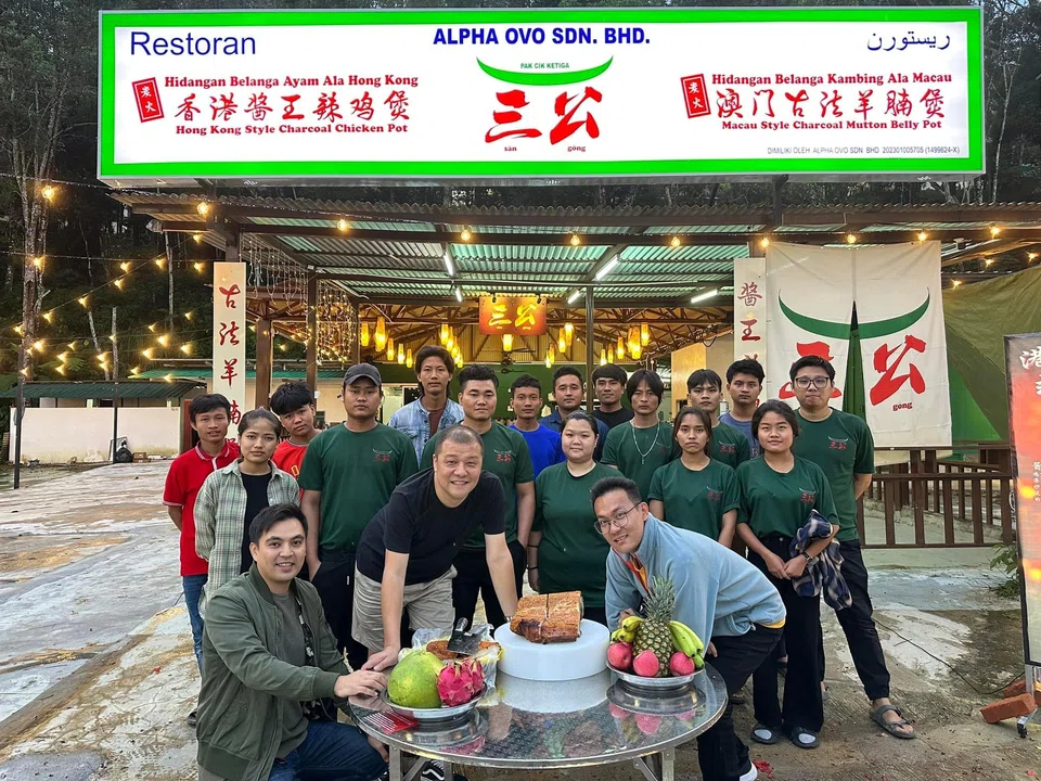 Gary Crestejo (with black T-shirt) celebrating the opening of one of his new outlets in Gohtong Jaya with the shareholders and staff.