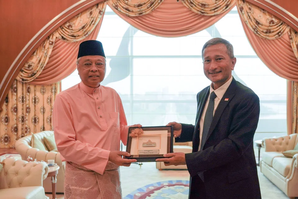 Singapore's Foreign Minister Vivian Balakrishnan had a meeting with Malaysian prime minister Ismail Sabri Yaakob (left) in Putrajaya on May 18, 2022.