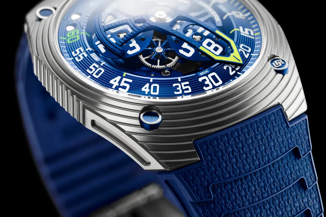 Instead of the three familiar thin hands in a regular watch, there is only one broad skeleton retrograde hand on the UR-150 Blue Scorpion.