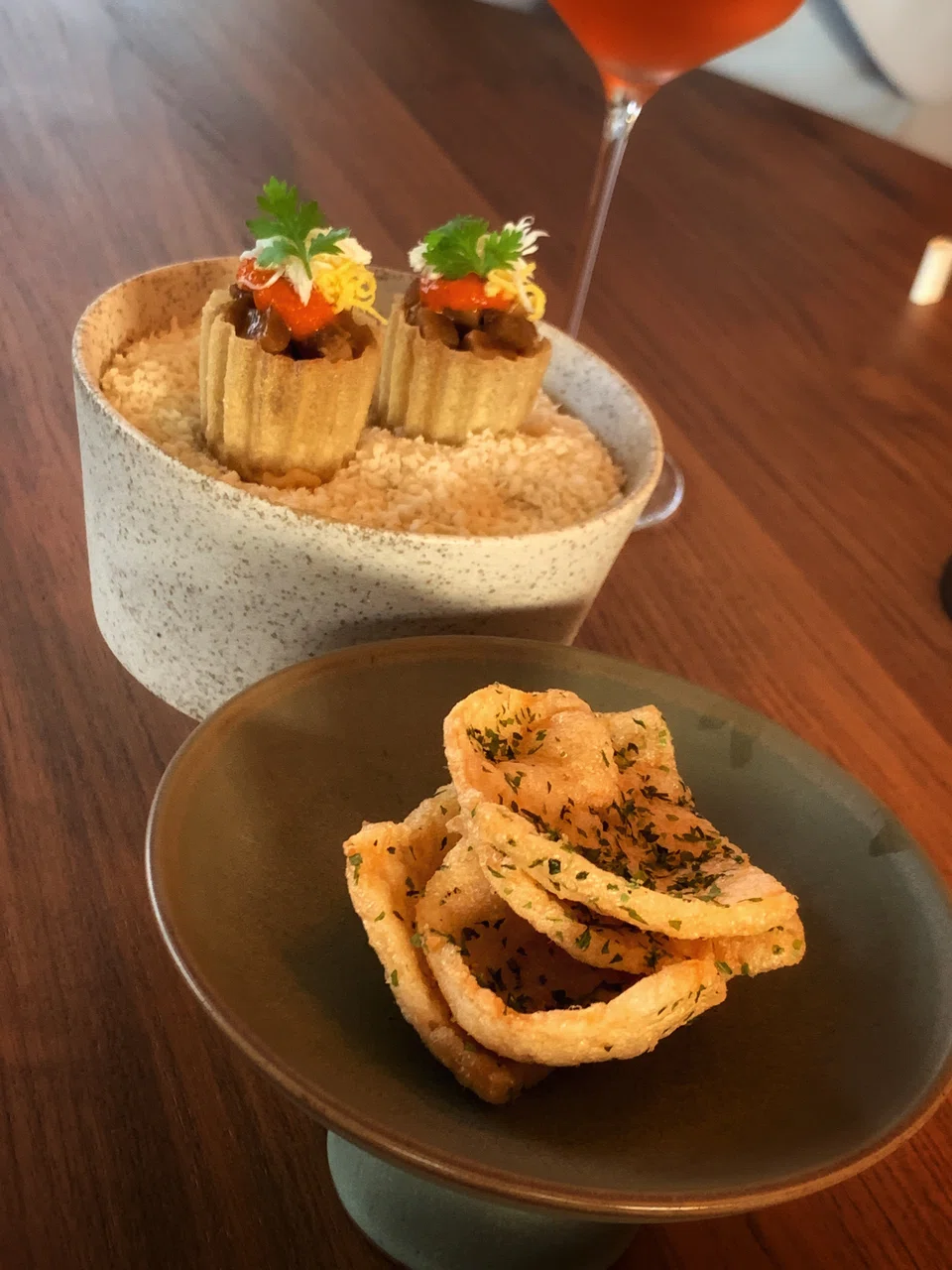 Kueh pie tee and prawn crackers kick off the meal.