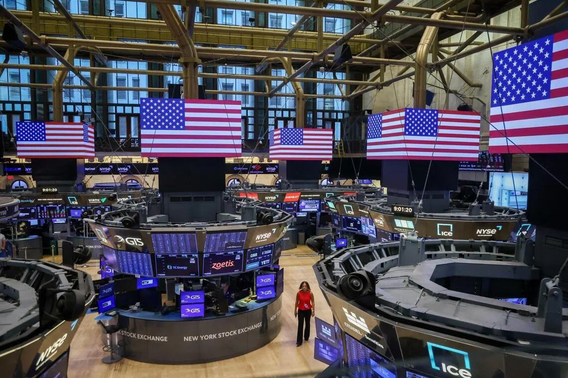 Traders work on the floor of the New York Stock Exchange (NYSE) in New York, US, on Monday, Sept. 22, 2025. Wall Street traders left stocks hovering near all-time highs amid calls for a break after a $15 trillion rally from April lows, with traders awaiting a handful of Federal Reserve speakers and a key inflation measure. Photographer: Michael Nagle/Bloomberg