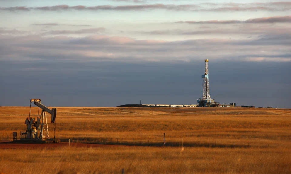 An oil drilling rig stands on the Bakken formation in Watford City, North Dakota, U.S., on Friday, Oct. 14, 2011. Oil production in the state has tripled in five years, attracting the likes of Exxon Mobil Corp., and Norway's Statoil ASA, which agreed this week to pay $4.5 billion for Brigham Exploration Co., one of the companies that figured out how tap dense rock that the U.S. Geological Survey has estimated may contain 4.3 billion barrels of oil. The productive Bakken formation stretches from South Dakota into Canada's province of Saskatchewan. Photographer: Matthew Staver/Bloomberg