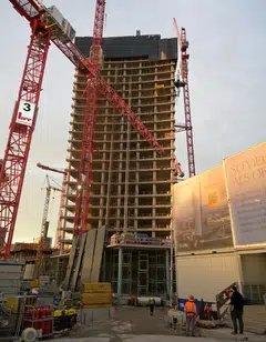 The interruption raises questions about the future of the Elbtower building, with an estimated value of 1.3 billion euros upon completion.