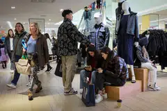 Retailers could potentially adjust their discounts in a bid to entice price-sensitive shoppers in the days before Christmas.