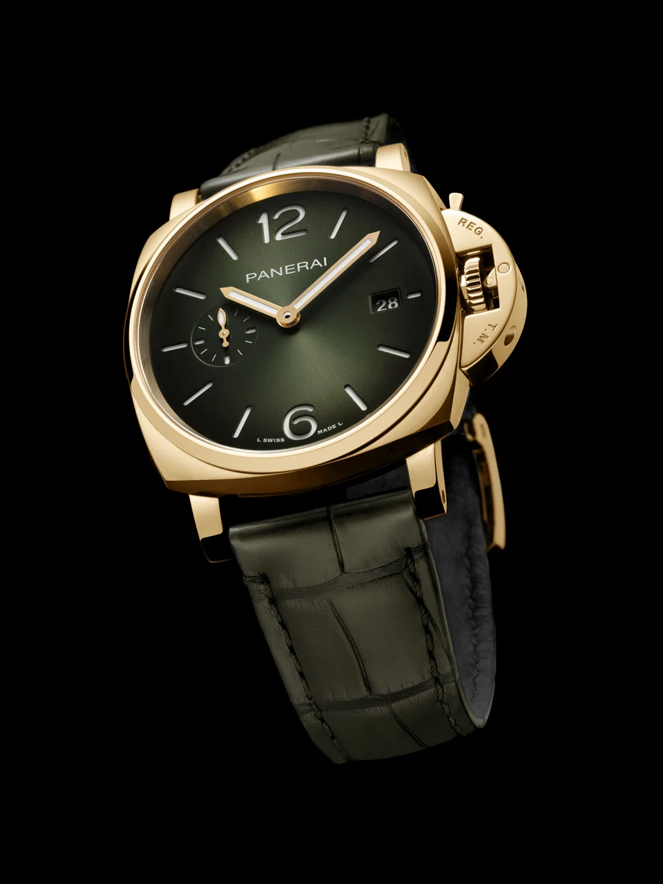 The PAM01423 introduces yellow gold to the Luminor Due family.