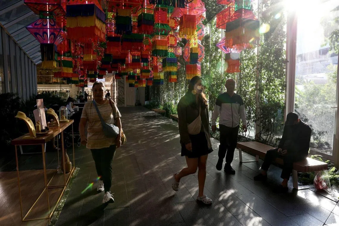 The commerce ministry expects headline inflation to remain negative in February and March, staying at negative 0.43% for the first quarter, says Natiya Suchinda.