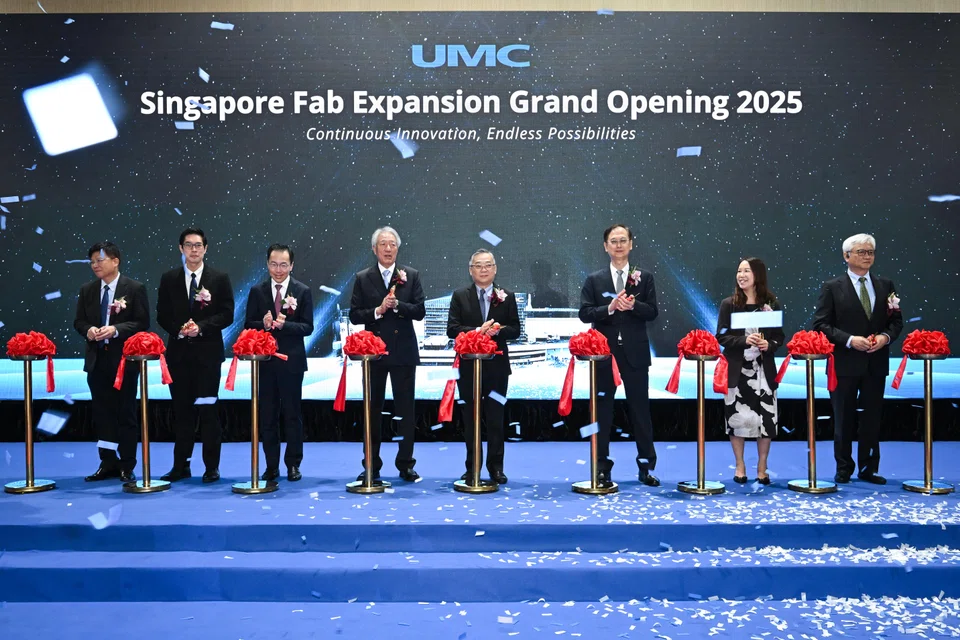 From left: Michael Hsu, UMC vice-president; Jermaine Loy, EDB managing director; Dr Beh Swan Gin, MTI Permanent Secretary; Teo Chee Hean, senior minister; Gan Kim Yong, deputy prime minister;  SC Chien, UMC president; Christine Wong, JTC assistant CEO; and Yao Chu Shiang, L&K chairman at the opening of UMC’s expansion.