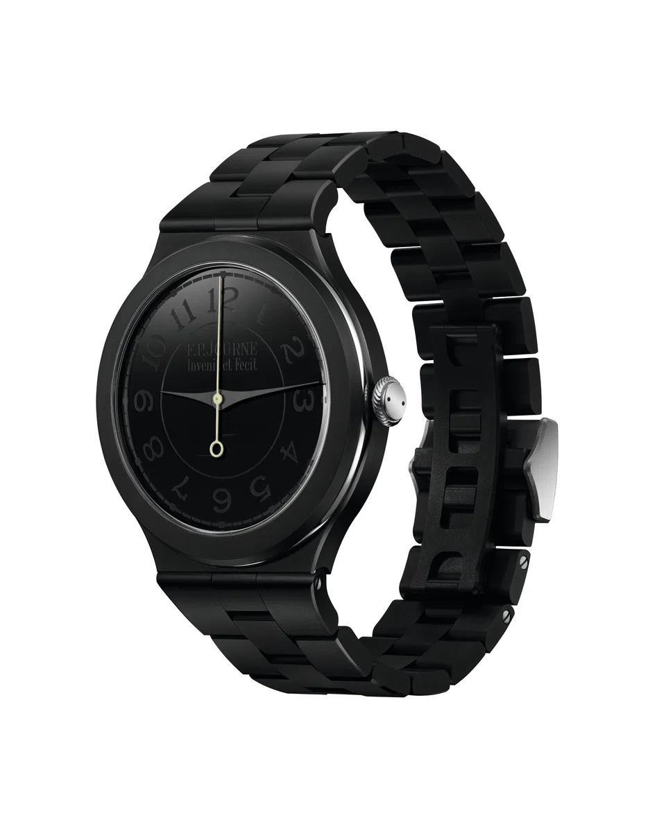 The grey-black tone of the Chronomètre Furtif comes from tungsten carbide, the material used for the watch case and bracelet.