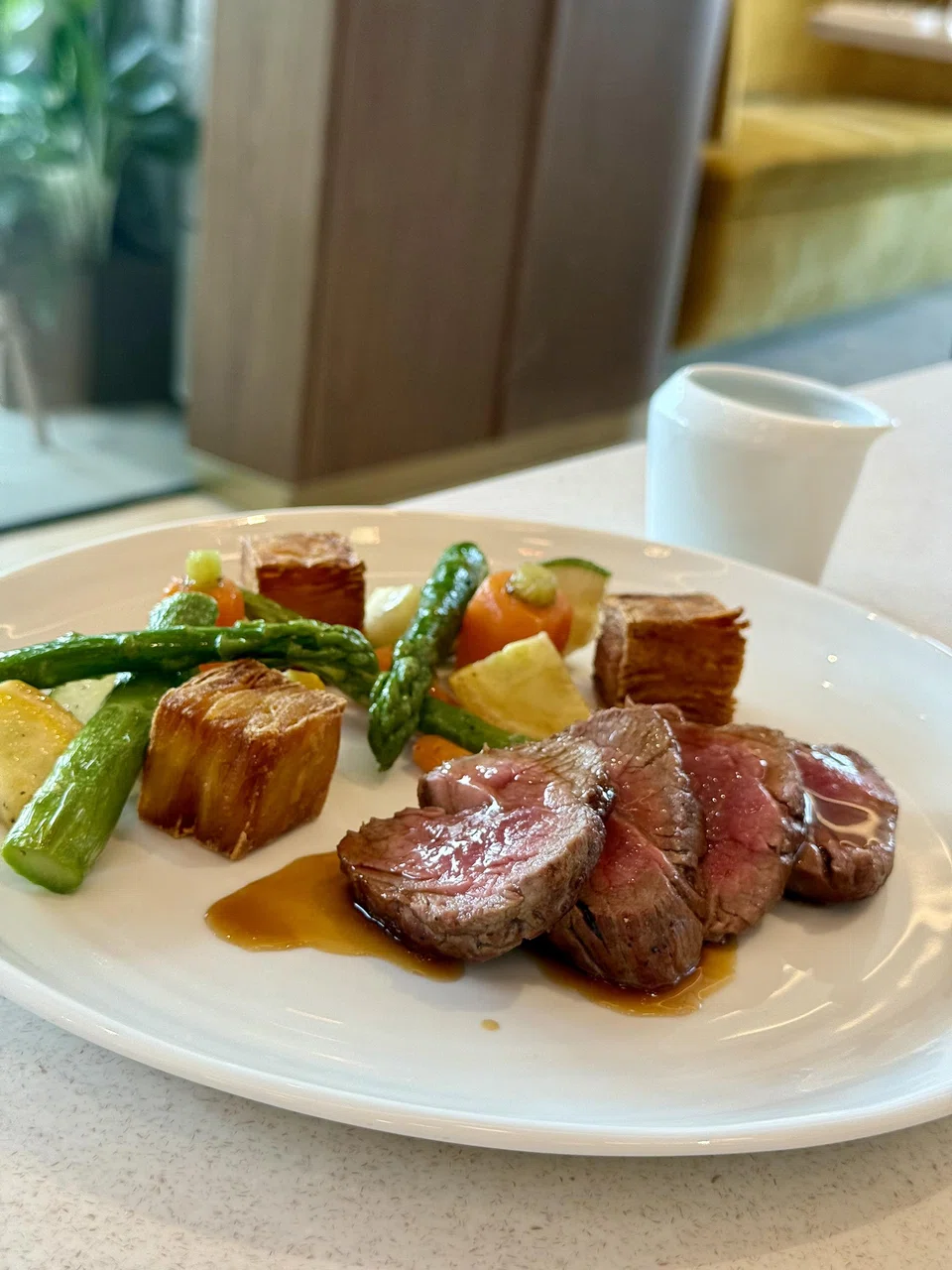 The beef fillet with potatoes.