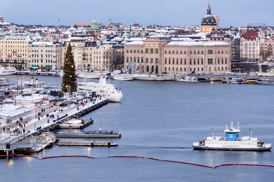 Home prices in Sweden falls 2 per cent in December from the previous month, adjusted for seasonal variations. That follows a 2.2 per cent decline in November and 2.3 per cent in October.