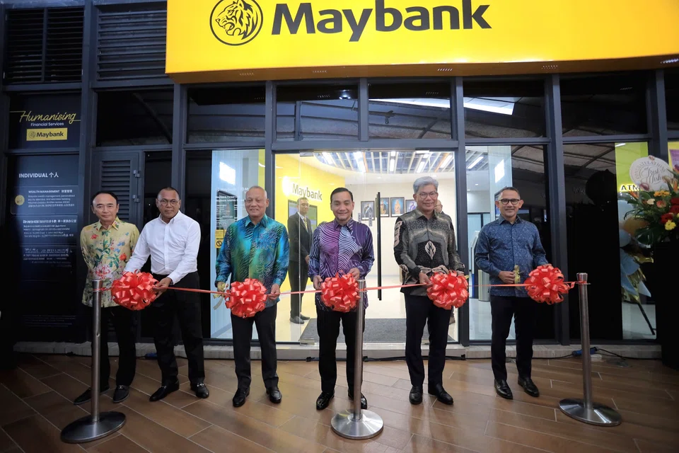 Maybank launched its Forest City Service Centre on Nov 10. From left: Country Garden Pacificview executive director Teo Chee Yow; Kota Iskandar assemblyman Pandak Ahmad; Johor State Secretary Asman Shah Abdul Rahman; Johor Chief Minister Onn Hafiz Ghazi; Maybank president and group CEO Khairussaleh Ramli; and Maybank group CEO of community financial services Syed Ahmad Taufik Albar.