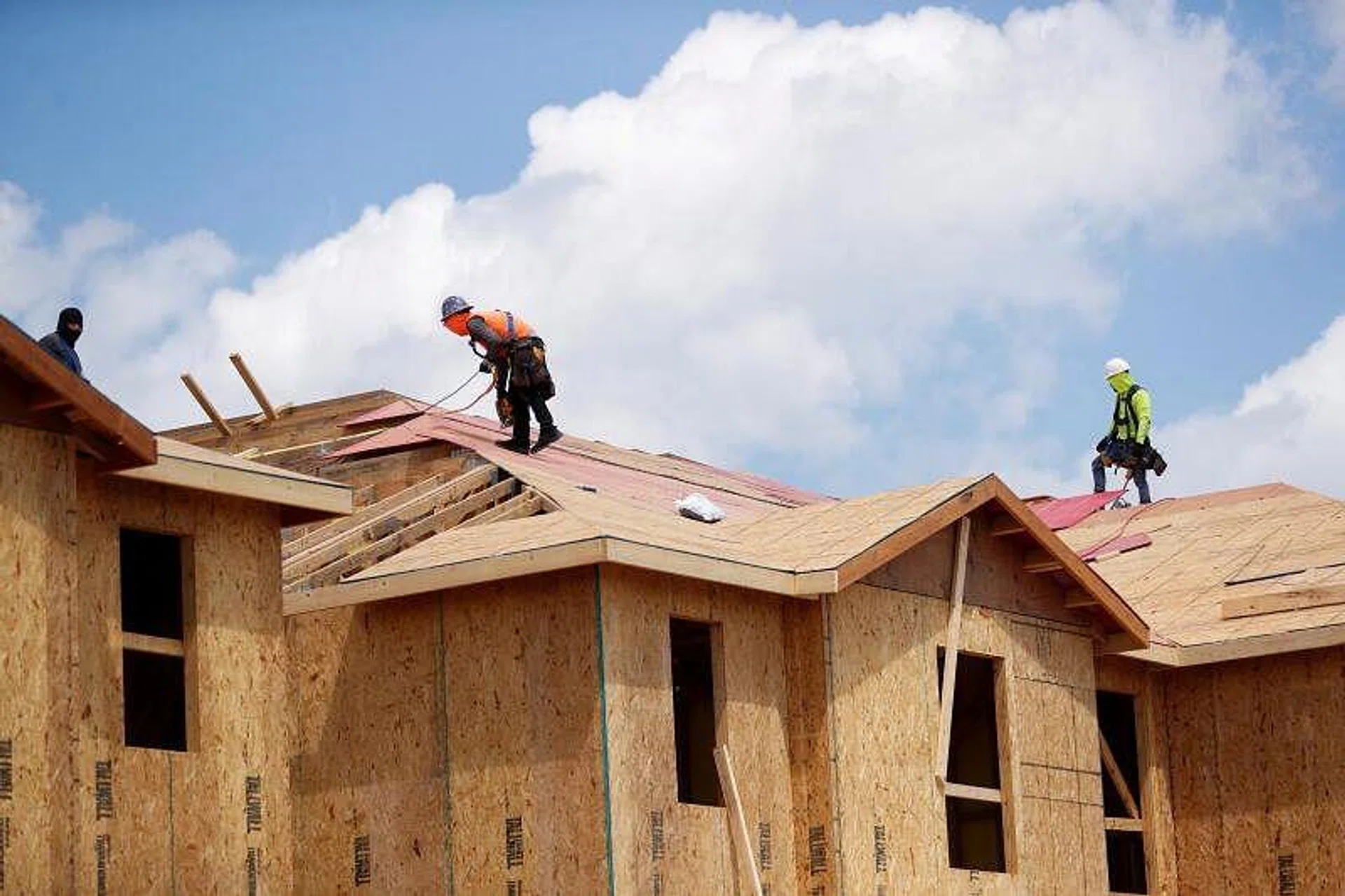 US housing starts rebound on multifamily construction