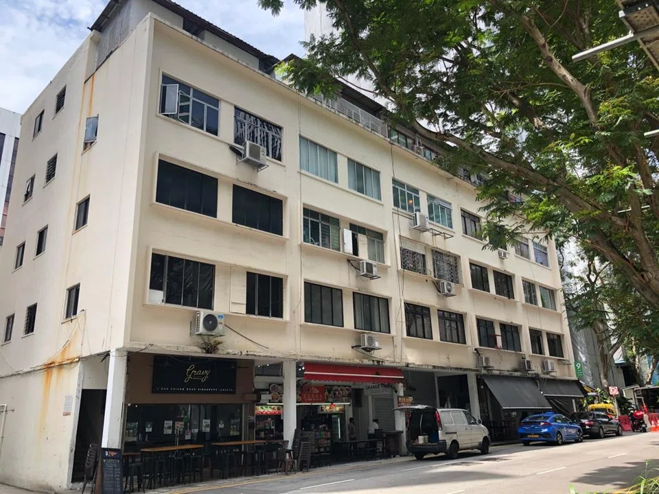 Built in 1959, the 5-storey building on Hoe Chiang Road currently has 5 commercial units on the ground floor and 20 residential units above.