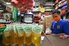 Packages of cooking oil on display at a traditional market in Jakarta. From June, a subsidy in Indonesia on bulk cooking oil will be replaced with a price cap on raw materials.