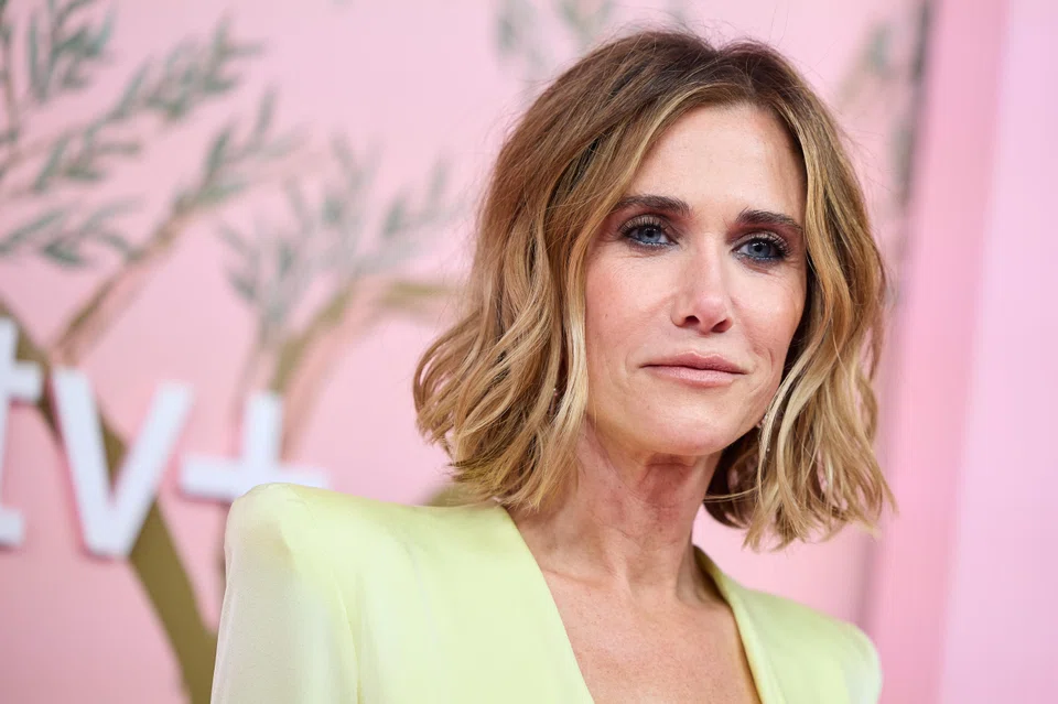 Palm Royale follows Kristen Wiig’s Maxine Simmons, an irrepressible former pageant queen who tries with all her might to infiltrate Palm Beach high society.