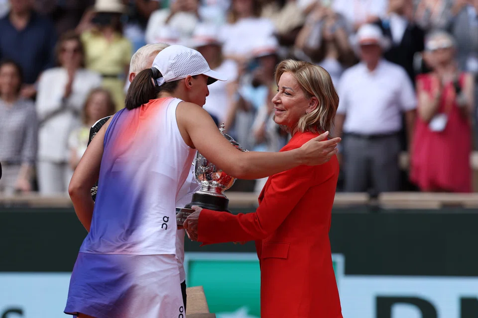 Rolex Testimonee Chris Evert presents the Suzanne-Lenglen trophy to fellow Testimonee Iga Swiatek in 2024.