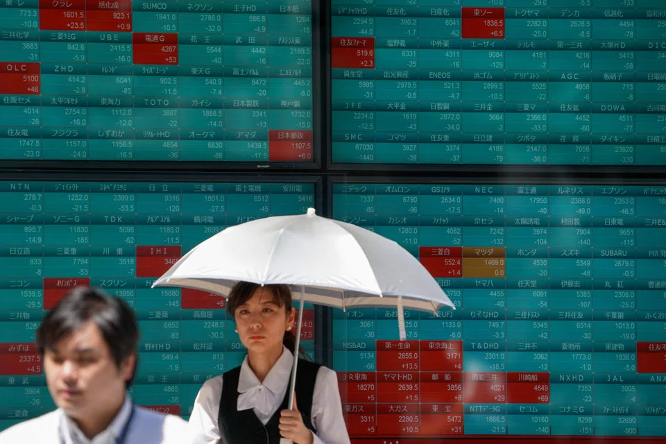 Japanese insurers were net buyers of foreign debt for the first time in four months, with purchases to the tune of 2.32 trillion yen.