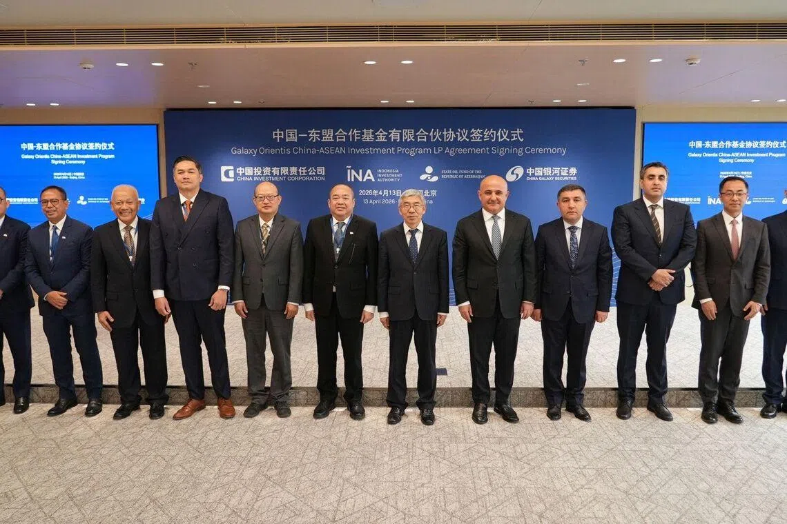 Senior executives of the participating institutions at the signing ceremony include Eddy Porwanto, acting CEO of INA (sixth from left), Zhang Qingsong, chairman and CEO of CIC (seventh from left), Israfil Mammadov, CEO of State Oil Fund of the Republic of Azerbaijan (eighth from left) and Wu Peng, chairman of CGS International Securities (extreme right).