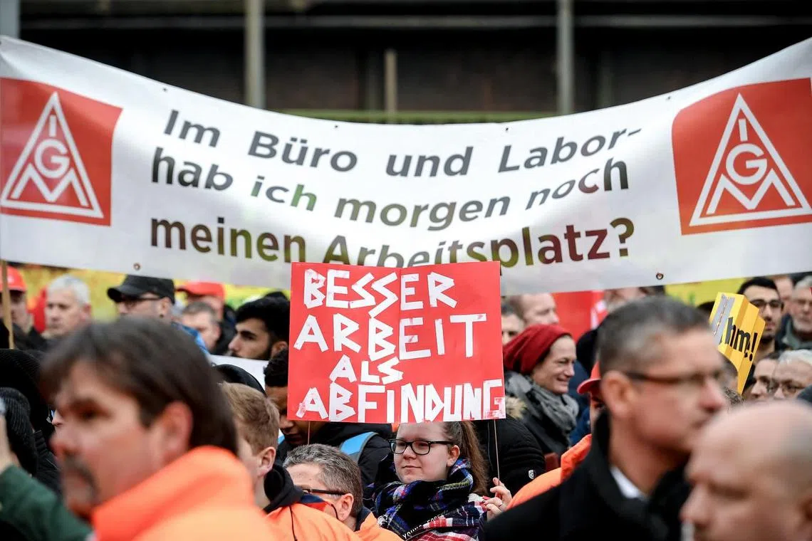 Thousands of Thyssenkrupp steelworkers protest against German job cuts
