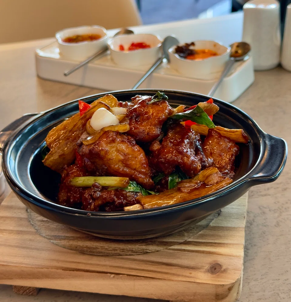 Moutai-enhanced sizzling fried chicken in claypot.