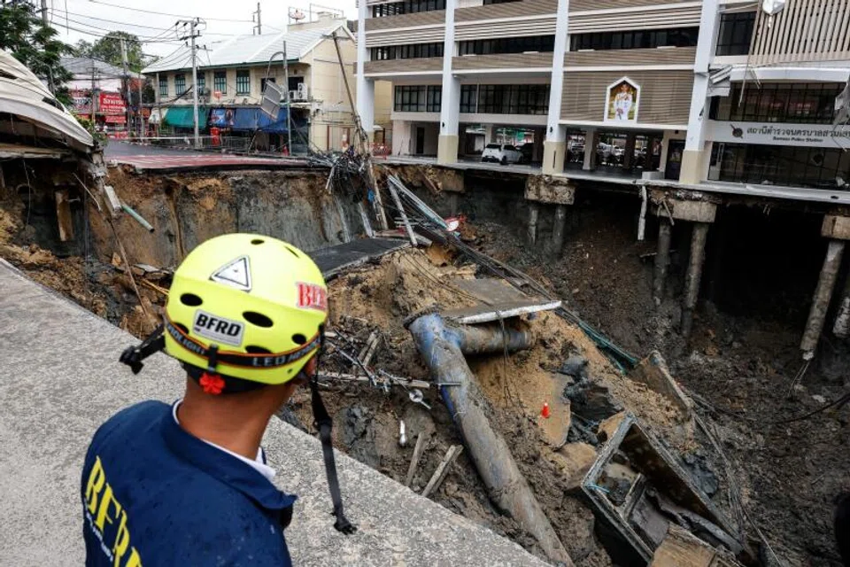 A massive sinkhole next to a hospital in Bangkok swallowed cars and power poles, forcing nearby residents to evacuate although no casualties were immediately reported. 