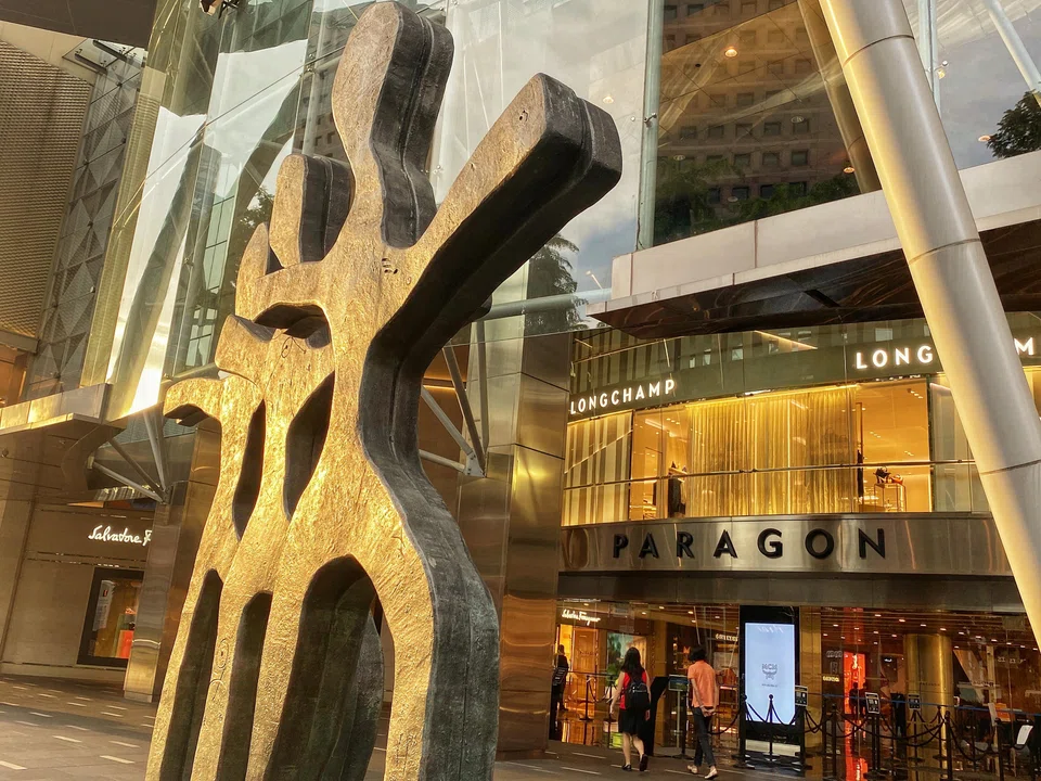 CapitaLand Integrated Commercial Trust led the gainers on Singapore’s blue-chip index a day after it announced its S$3.9 billion buy of Paragon mall.