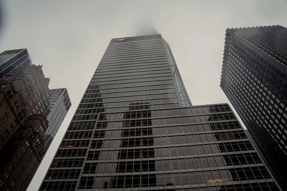 A consortium of family-run businesses purchased 1330 Sixth Avenue (above) for US$320 million from Blackstone and real estate firm RXR. That was down from the US$400 million that a group led by RXR paid for the Midtown property in 2010.
