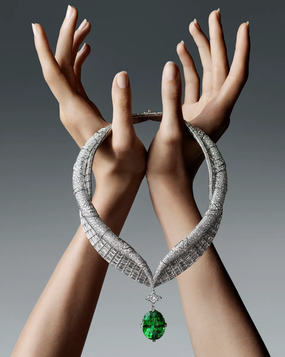 Grace necklace in white and yellow gold with tsavorite and diamonds.




