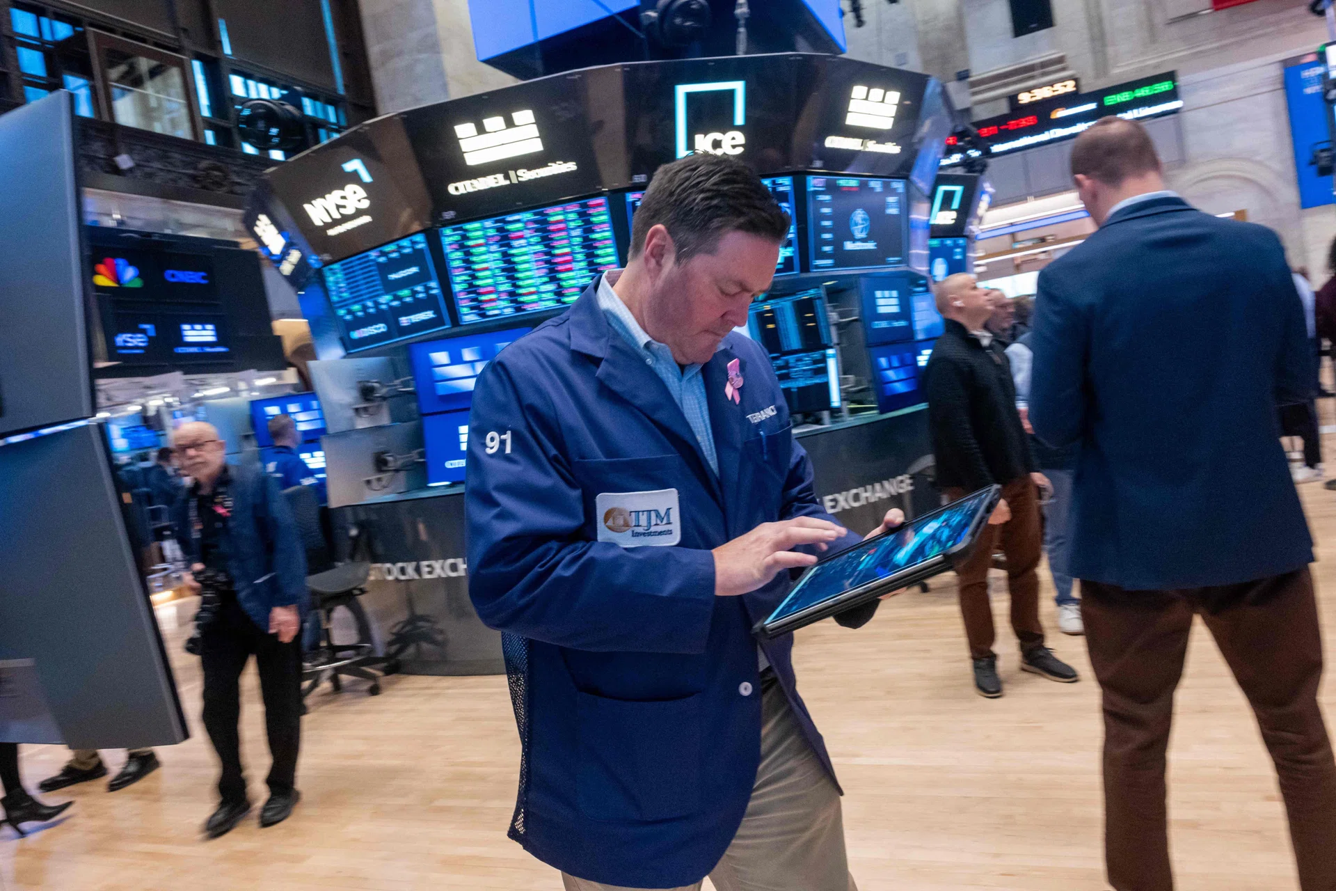 US: Wall Street ends higher as solid data, strong earnings offset valuation concerns