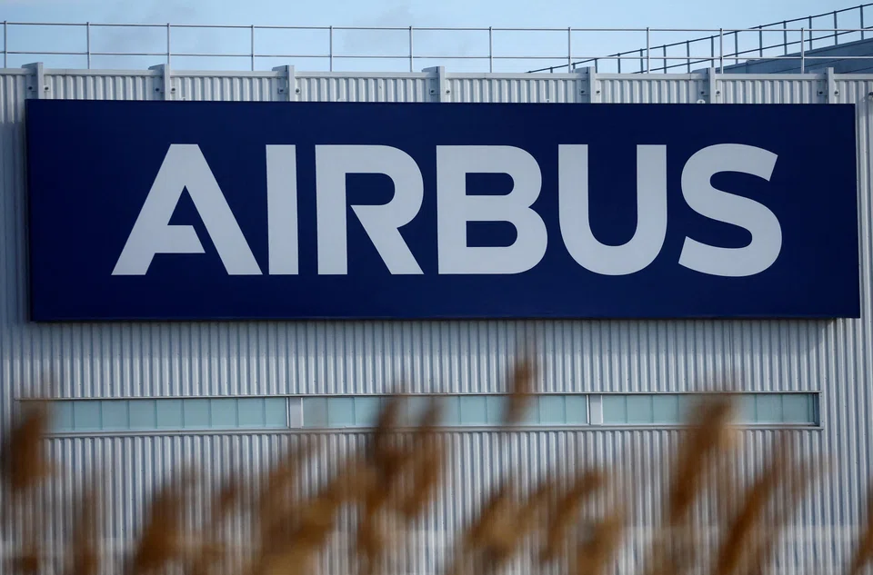 In terms of deliveries, Airbus finished the year having 661 planes arrive with clients, much higher than Boeing’s 480.