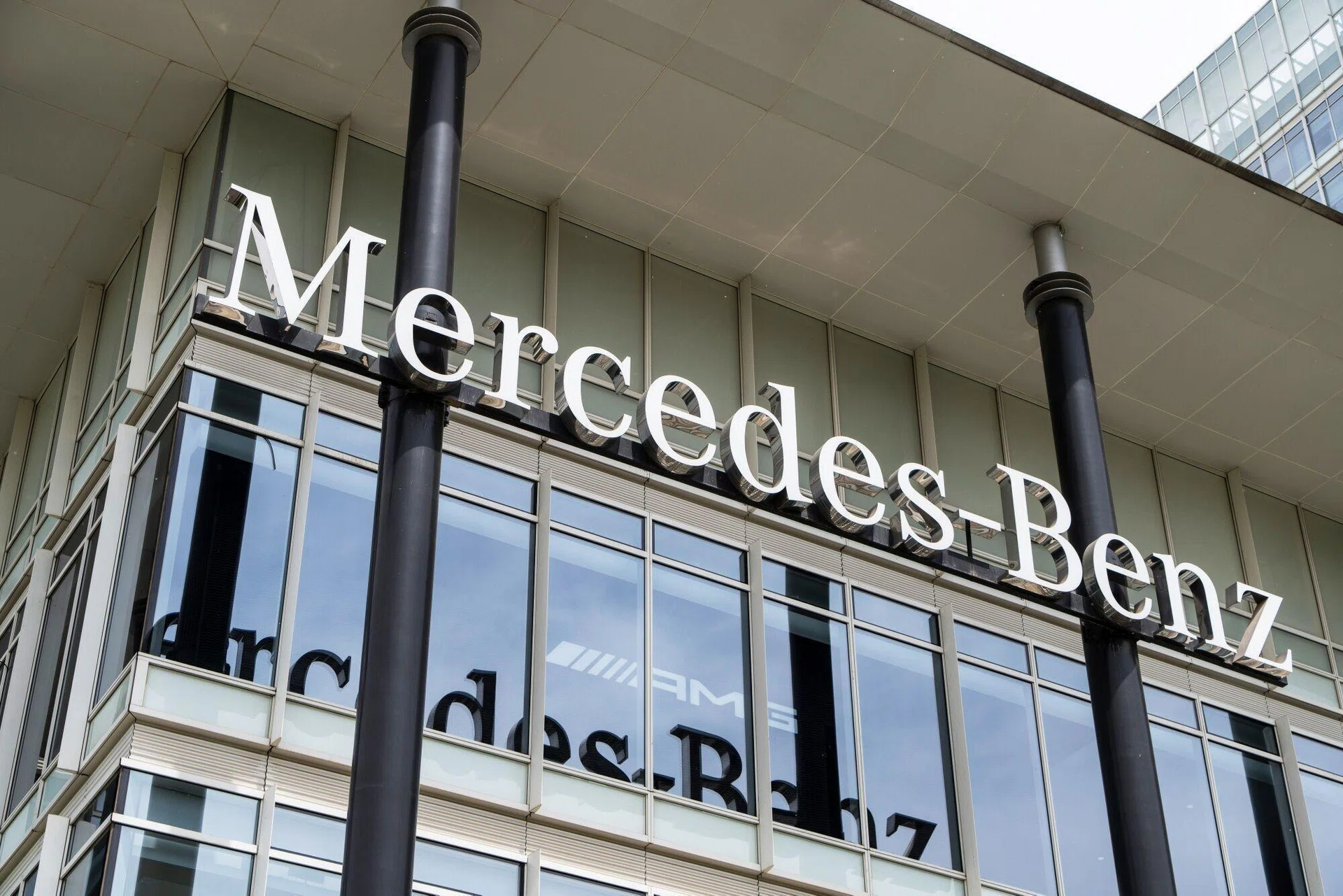 Mercedes reports narrower-than-forecast profit slump in first quarter