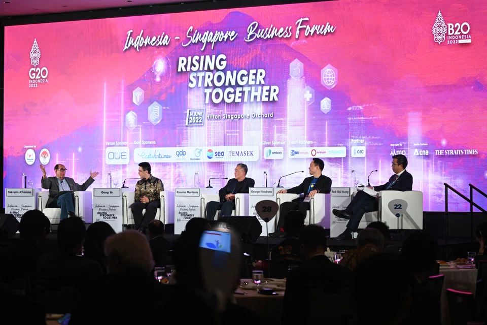 ST20220614-202259865258-Lim Yaohui-pixsgindon/
Topic: Digital Transformation for SMEs and Investment in SEA
(From left) Moderator: Vikram Khanna (Associate Editor, The Straits Times)
Gang Ye (Co-Founder and Group Chief Operating Officer, Sea Limited)
Kusumo Martanto (CEO Blibli.com)
George Hendrata (CEO of Tiket.com)
Fock Wai Hoong (Deputy Head, Technology &amp; Consumer; Deputy Head, South East Asia, Temasek)
Indonesia - Singapore Business Forum at Hilton Singapore Orchard Hotel on June 14, 2022.
(ST PHOTO: LIM YAOHUI)