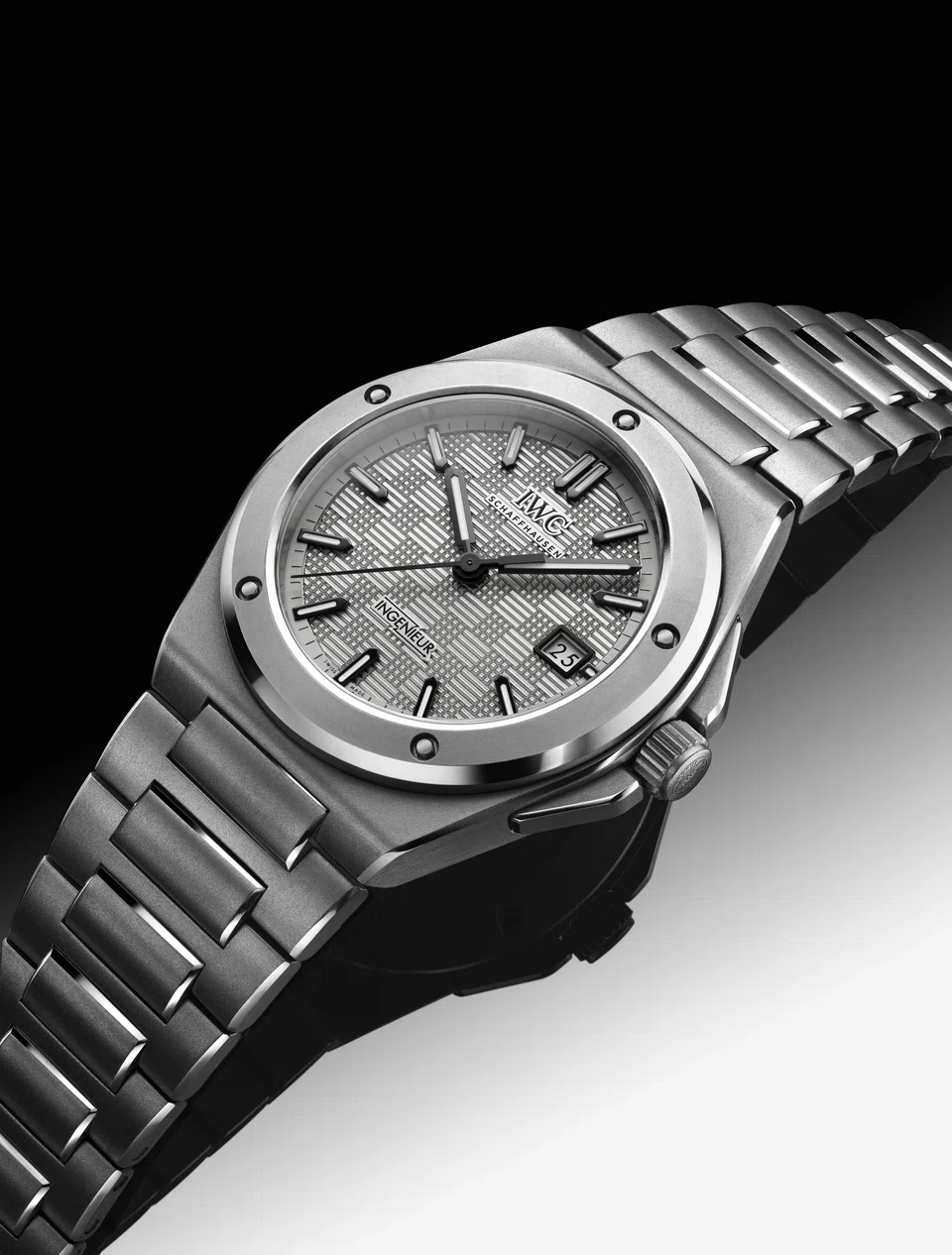 Ingenieur Automatic 40 with silver-plated dial.


