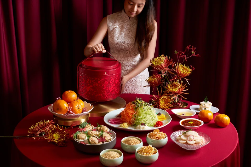 The Prosperity Yu Sheng is presented in an elegant vegan leather box with delicate floral cut-outs.