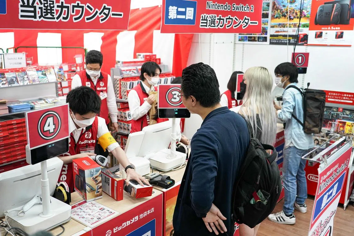 Solid growth in new business underpinned Japan's service sector’s performance, with total new orders rising at the fastest rate since February despite foreign demand contracting at its sharpest pace in more than three years.
