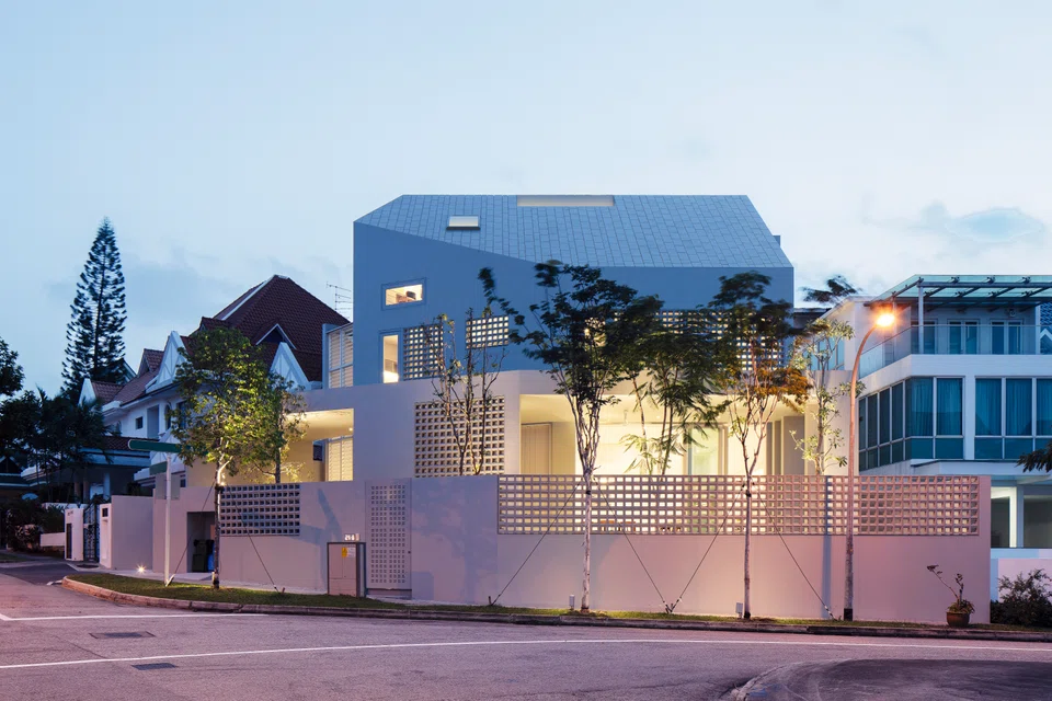 This semi-detached house overcomes the tricky issue of a triangular plot, while maximising gross floor area.