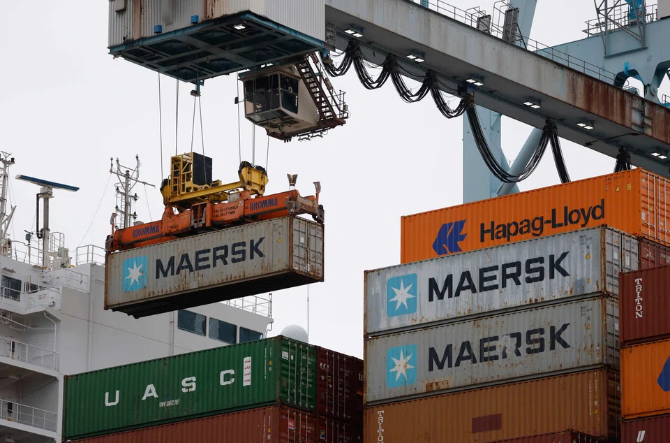 Exports of goods dropped US$9.7 billion to US$179.2 billion. Goods imports were little changed at US$275.8 billion.