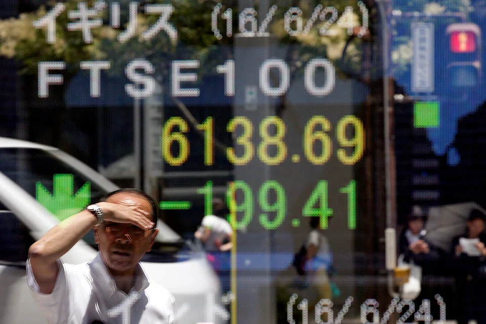 Median pay for the heads of FTSE 100 companies rose by more than a third last year to £3.41 million (S$5.6 million), according to research published on Monday. 