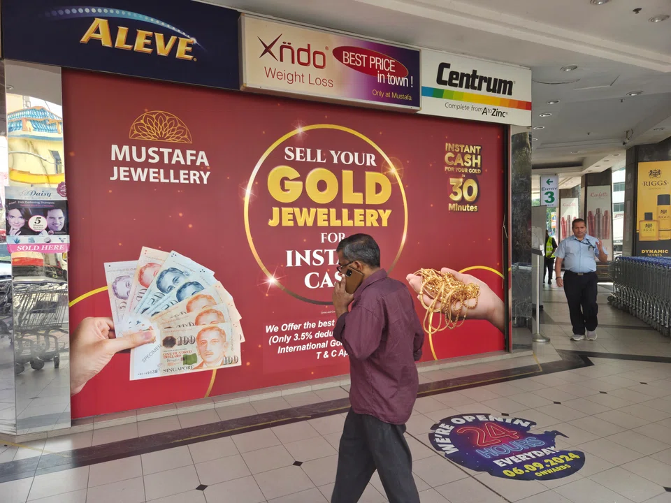 在全球金价飙升的背景下，小印度的商店纷纷开出高价回收黄金。