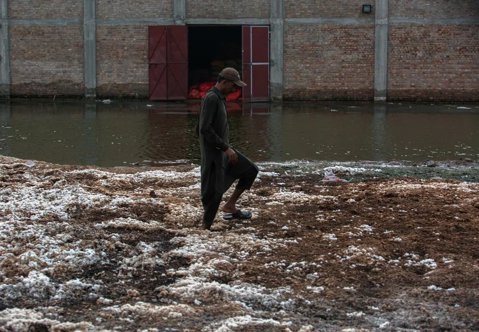 As many as 100 smaller mills have suspended operations due to a shortage of good quality cotton, high fuel costs, and poor recovery of payments from buyers in flood-hit area. 