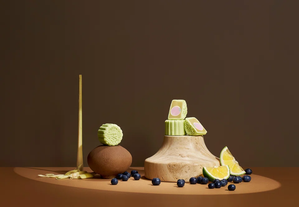 Sudachi & Blueberry with Gin Truffle Snowskin Mooncake.