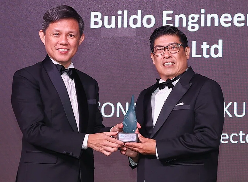 Minister Chan presenting the Special Recognition – Sustainability Innovation award to Wong Leong Kuong,  managing director of Buildo Engineering. 