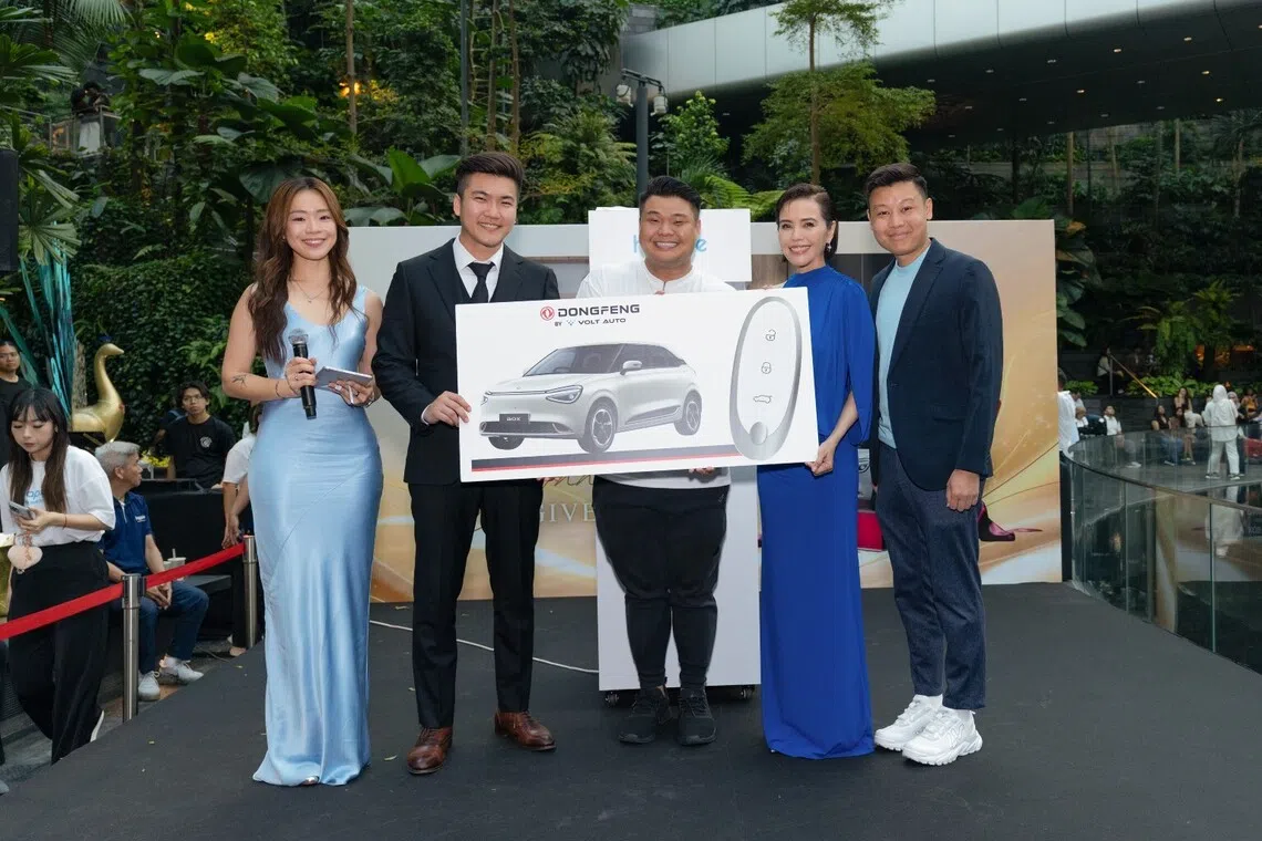 From left: Host Chen Ning, Dongfeng managing director Soh Ming, Dongfeng Box EV car winner’s representative, TV star Zoe Tay and Happie SG founder Benjamin Ling. 