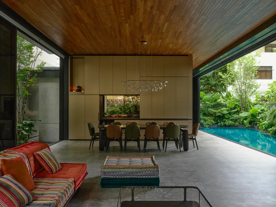 The architect set back one side of the house from the neighbour's wall to create a detached house. 