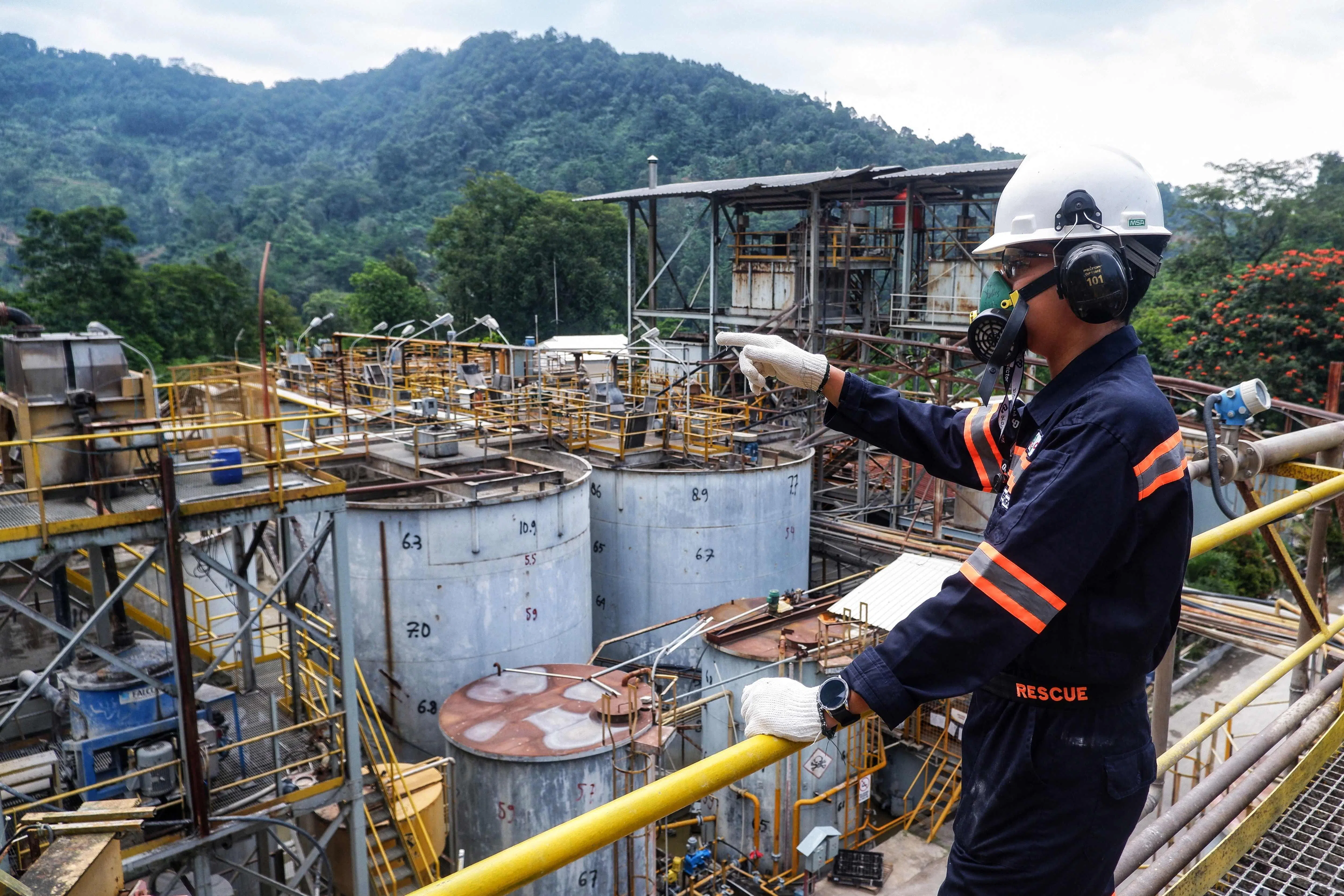 A worker gestures at the gold processing plant of PT Aneka Tambang Tbk (ANTAM)’s Pongkor underground gold mine in Bogor, West Java, Oct 16, 2025. The biggest beneficiaries of FDI into Indonesia in the July-September period were the base metal, mining, transportation, warehouse and telecommunication industries.